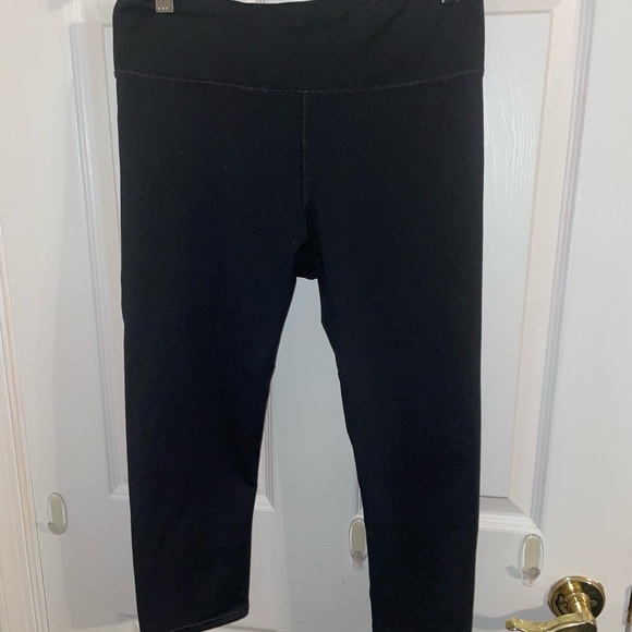 Fabletics Black Stretch Capri - Picture 3 of 5
